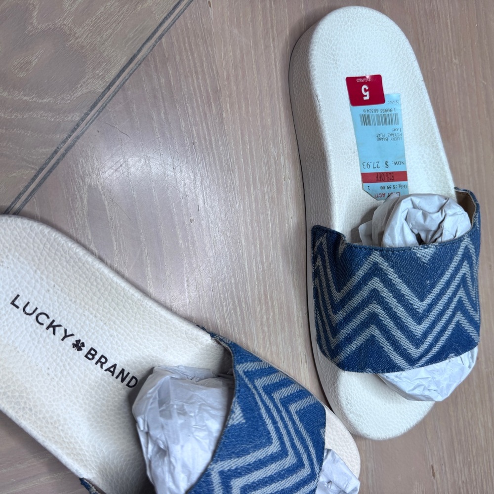 NWT Blue & White Lucky Brand Chevron Slide Sandals Sz 5 NEW - Picture 5 of 9